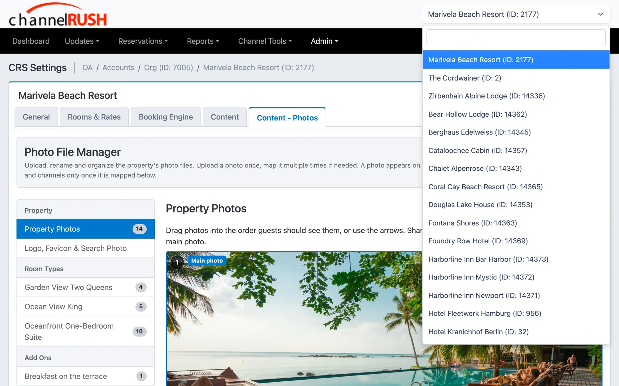 El selector de propiedades abierto sobre el administrador de fotos, con los hoteles y rentas vacacionales de la cuenta demo