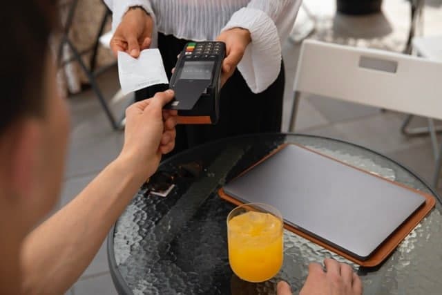 ¿Cómo se integra la mejor pasarela de pago para hoteles con el software de gestión hotelera existente?