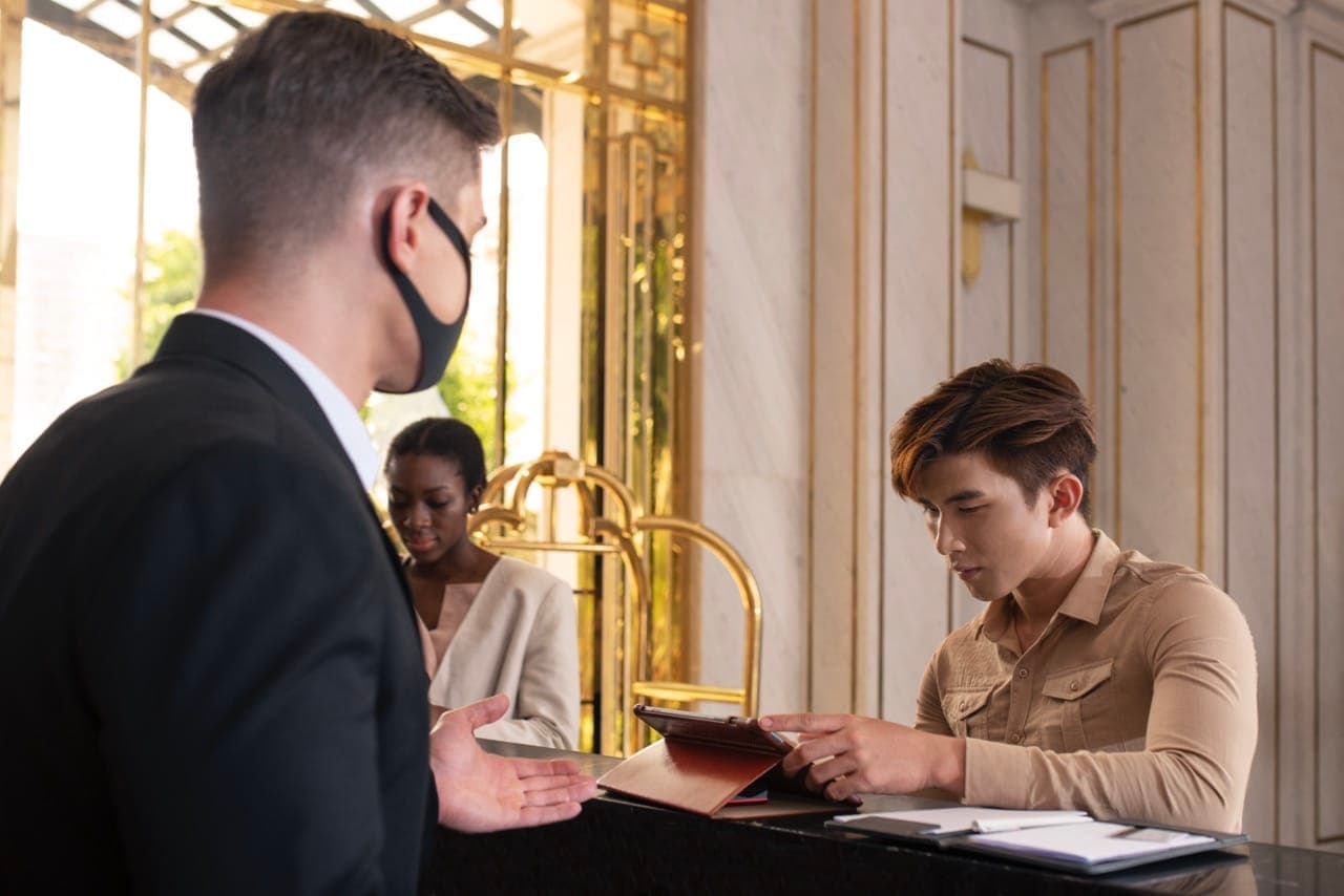 ¿Cómo mejora un sistema de gestión hotelera la experiencia y la satisfacción de los huéspedes?